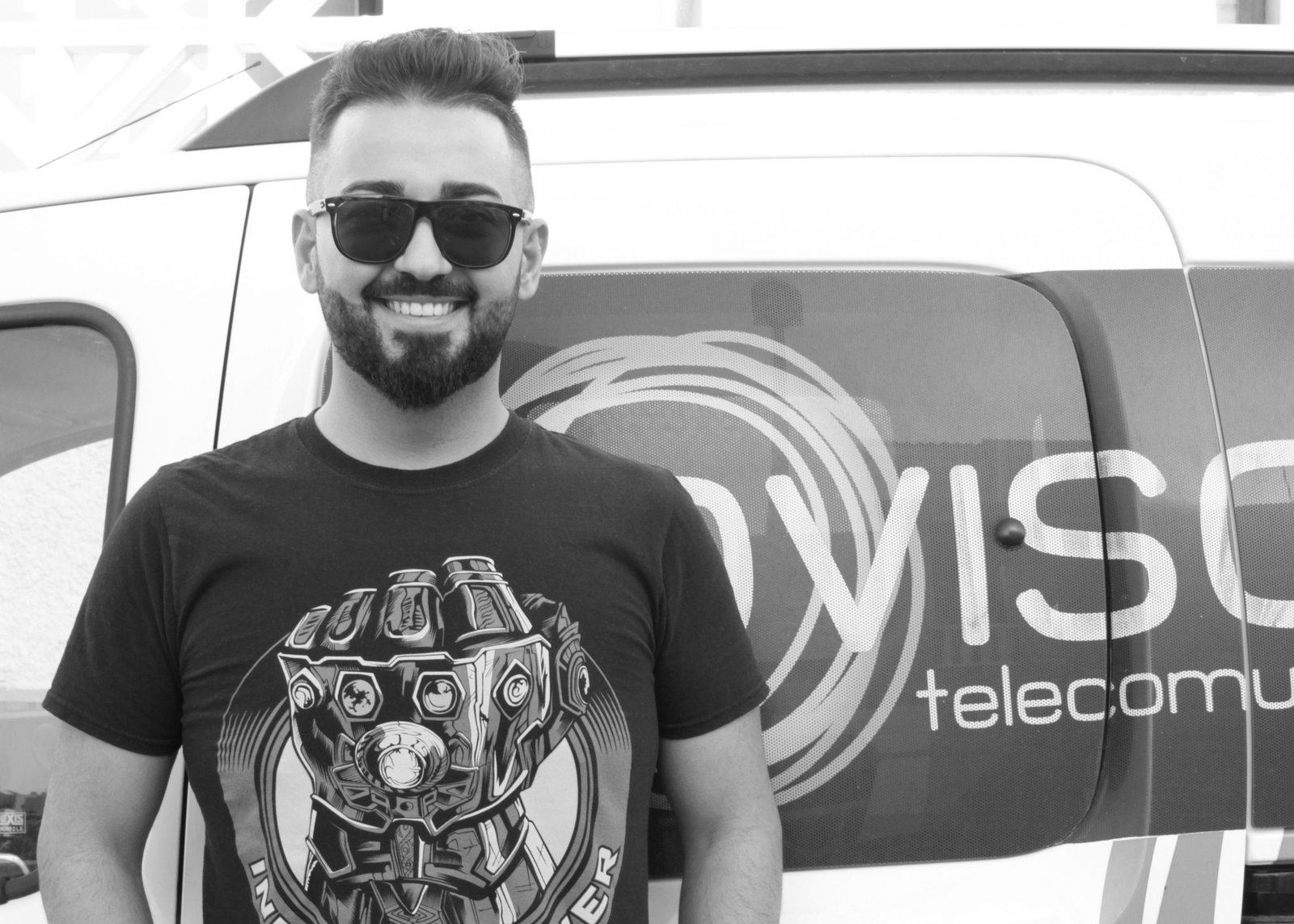 Ovik Kuryan delante de su vehículo de empresa
