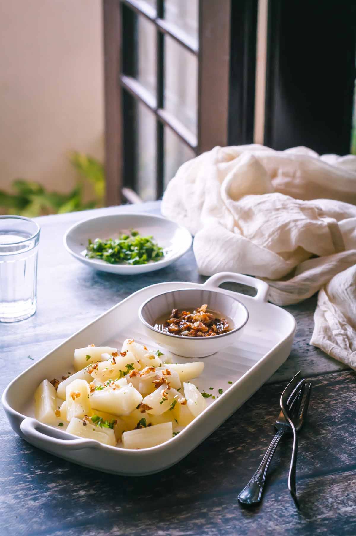 Yuca con mojo al estilo cubano