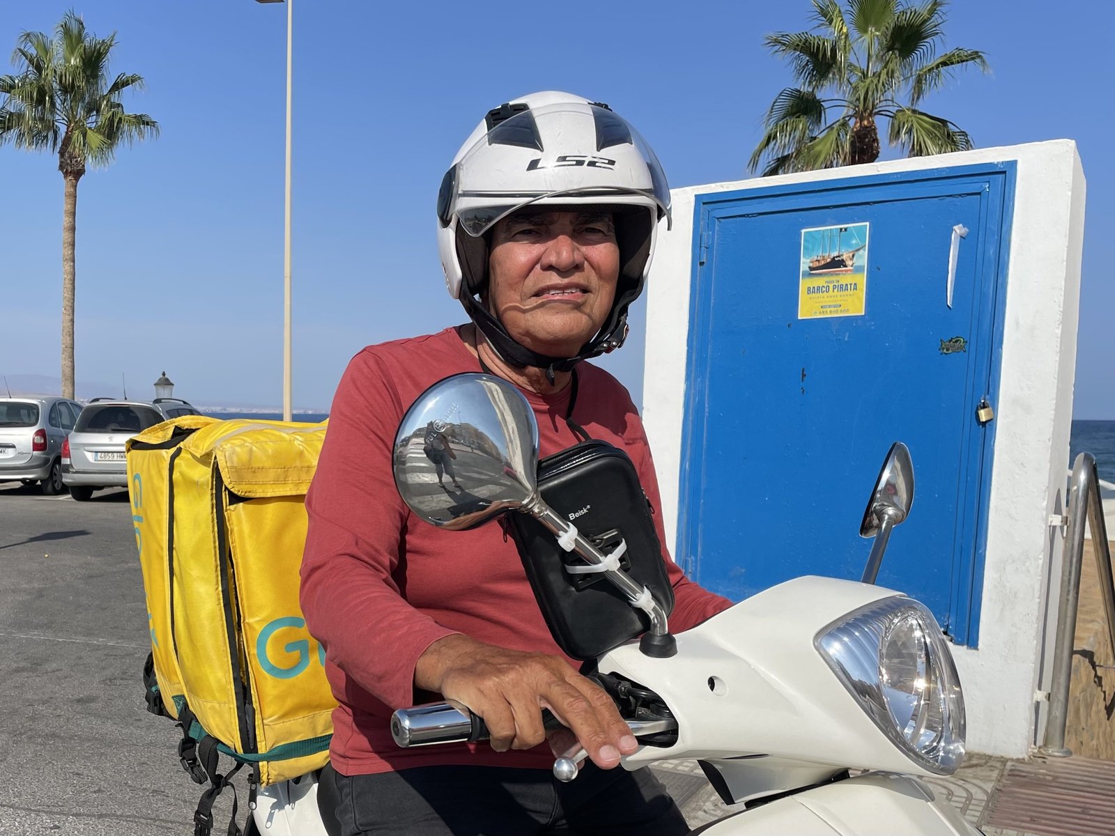 Neuro llevando su moto a los 76 años