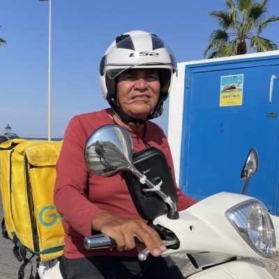 Neuro llevando su moto a los 76 años