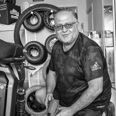 Sobrevivió a un secuestro exprés y ahora vende scooters para abuelos