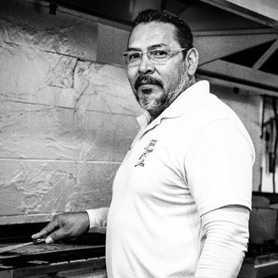 El niño que recorrió más de 2500km a pie es el dueño del primer restaurante mexicano de Roquetas de Mar, La Lupita