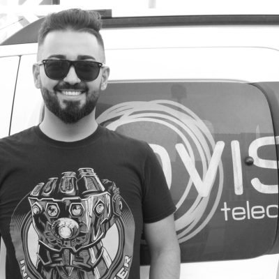 Ovik Kuryan delante de su vehículo de empresa